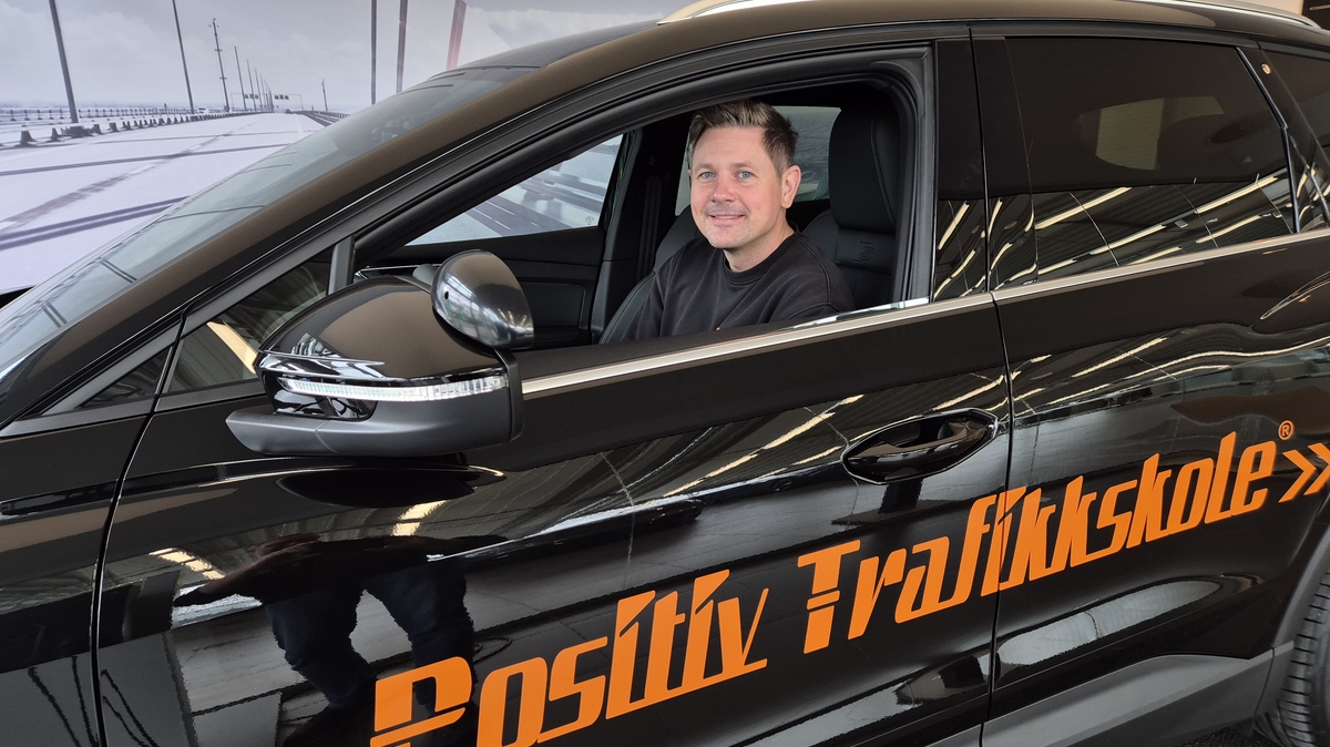 – Det virker som elevene trives i våre nye biler, og for min egen del kan jeg si at overgangen til å bli hundre prosent elektrisk har vært lettvint og positiv, sier trafikklærer Tommy Clausen. 
