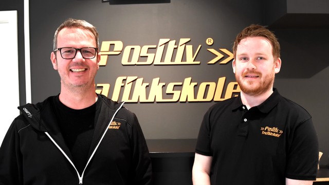 Nyansatt faglig leder, Christian Vindenes (t.v.) og trainee Per Martin Nygård er ikke i tvil om at Positiv Trafikkskoles unike traineeprogram skaper trygge trafikklærere.