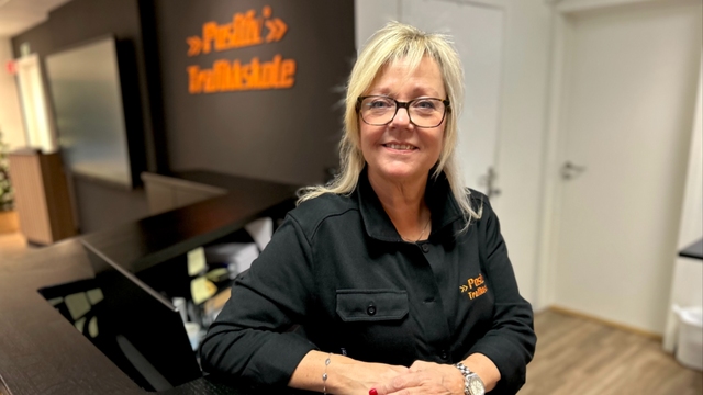 – Det viktigste med min jobb er å koble kjøreelev med riktig kjørelærer, sier kontoransvarlig hos Positiv Trafikkskole, Jannicke Iversen.