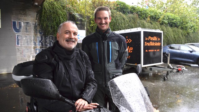 Tor Inge Knag (t.v.) gledet seg til hver eneste kjøretime sammen med MC-lærer hos Positiv Trafikkskole, Petter Aadland Sørensen. 
